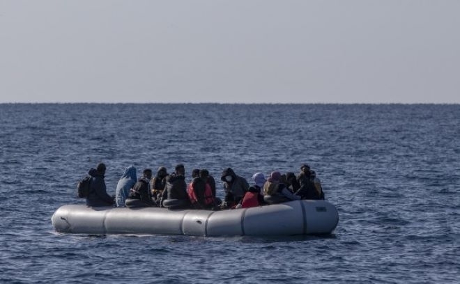 Най-малко петима африкански мигранти са загинали, а други 10 са
