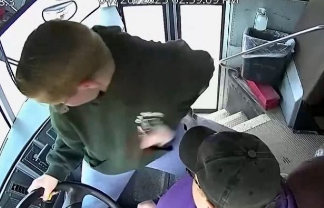 13 годишен ученик от Мичиган пое управлението на автобус пълен с