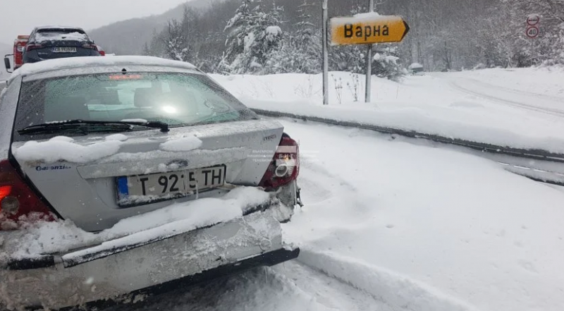 Двама полицаи пострадаха във верижна катастрофа на АМ "Хемус" /видео/
