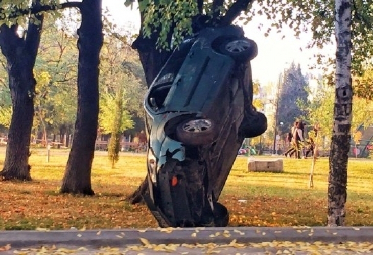 Лек автомобил се преобърна край дърво в Артилерийския парк в