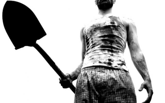 Възрастен човек е бил набит с лопата от млад мъж