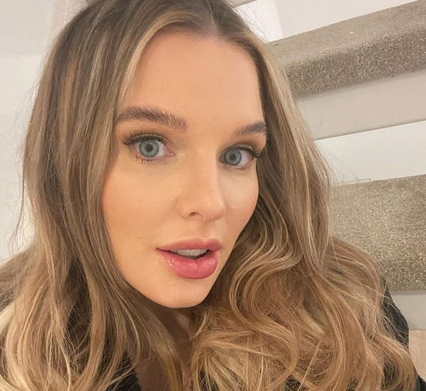 Футболната половинка Хелън Фланаган не се притеснява да се поразголи