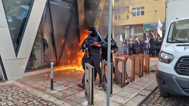МВР издирва всички, участвали в сблъсъците пред сградата на ЕК в София