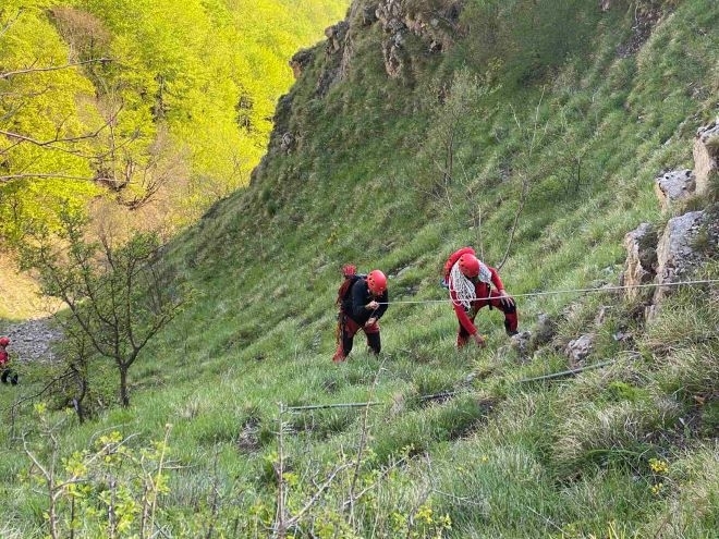 Спасители с високопроходима техника от Карлово са открили и спасили