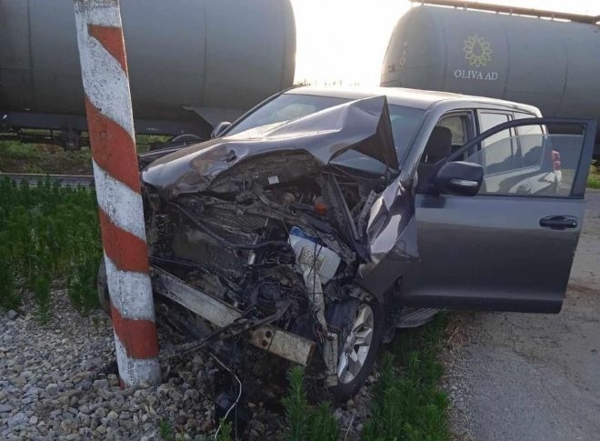 Влак с цистерни удари джип с дядо и внучка на жп прелез край Велико Търново