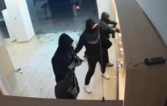 Крадци са задигнали стоки за 800 евро от магазин във