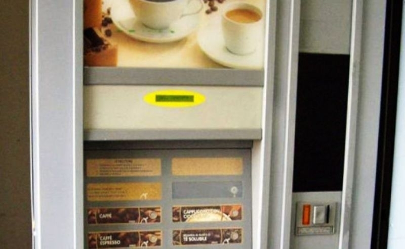 Хлапаци разбиха и обраха кафемашина в Мездра съобщиха от областната