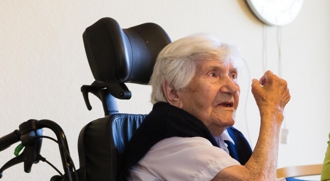 Възрастни рускини наричани Бабите на Путин организираха наказателна акция Пенсионерките