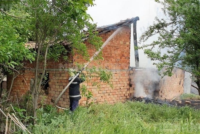 Непредпазлива стопанка е подпалила селскостопанска постройка в село Боденец съобщиха