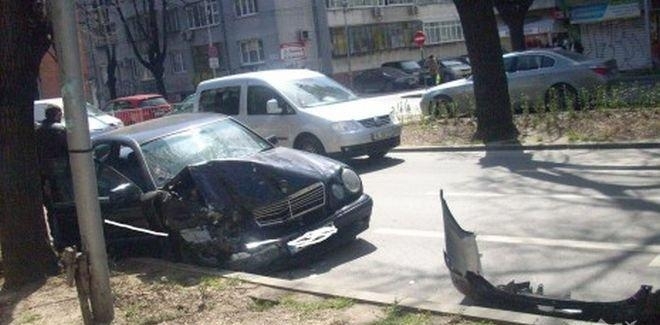 Лек автомобил Мерцедес със стикери на школа за обучение на