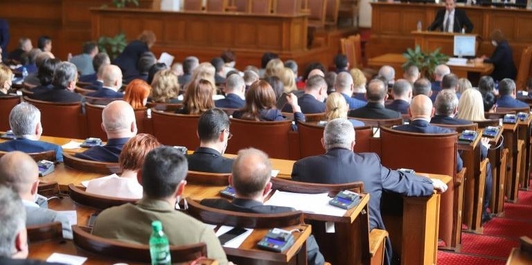Очаква се днес Народното събрание да вземе решение дали България