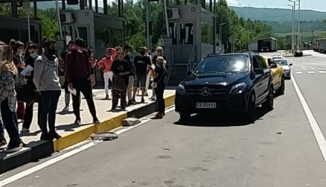 Дълги опашки на граничния пункт Кулата изнервиха влизащите у нас