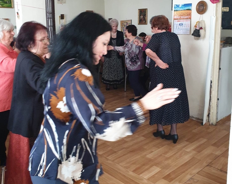 С много настроение членовете на пенсионерски клуб Здравец в село