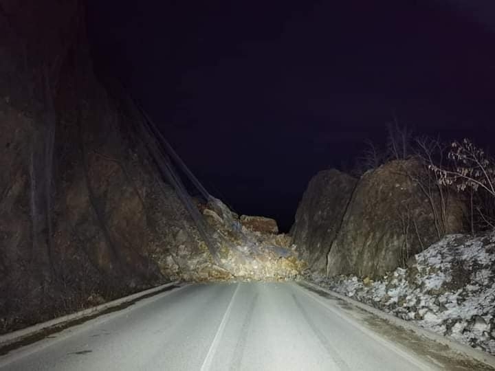 Голямо свлачище затвори пътя през Искърското дефиле научи агенция BulNews