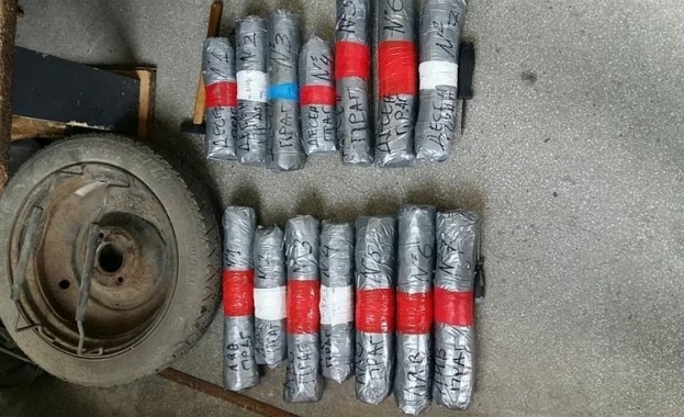 14 пакета с канабис укрити в тайници на лек автомобил