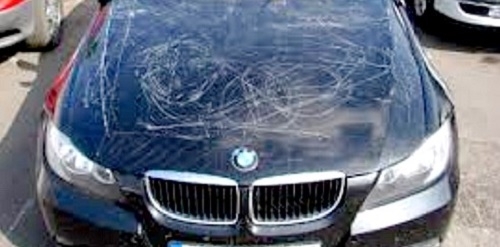 Униформени са хванали мъж надраскал и увредил лек автомобил на