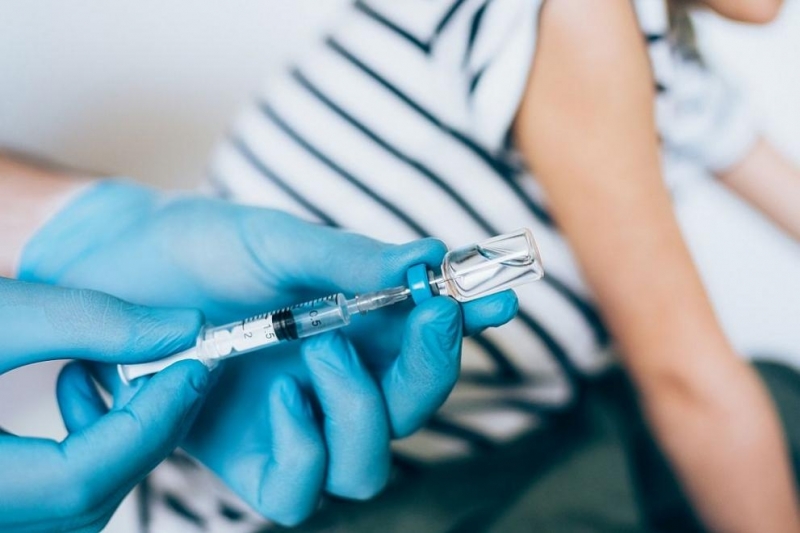 Медици поставиха 100 ваксини само за ден във Врачанско съобщиха