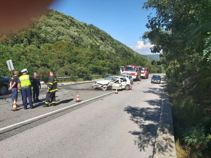 Пътен инцидент затруднява движението край Благоевград Временно движението се осъществява двупосочно