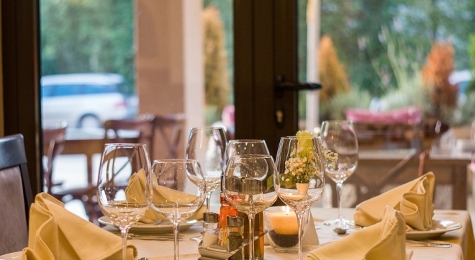 Разходите на българските домакинства за посещение в ресторант и отсядане