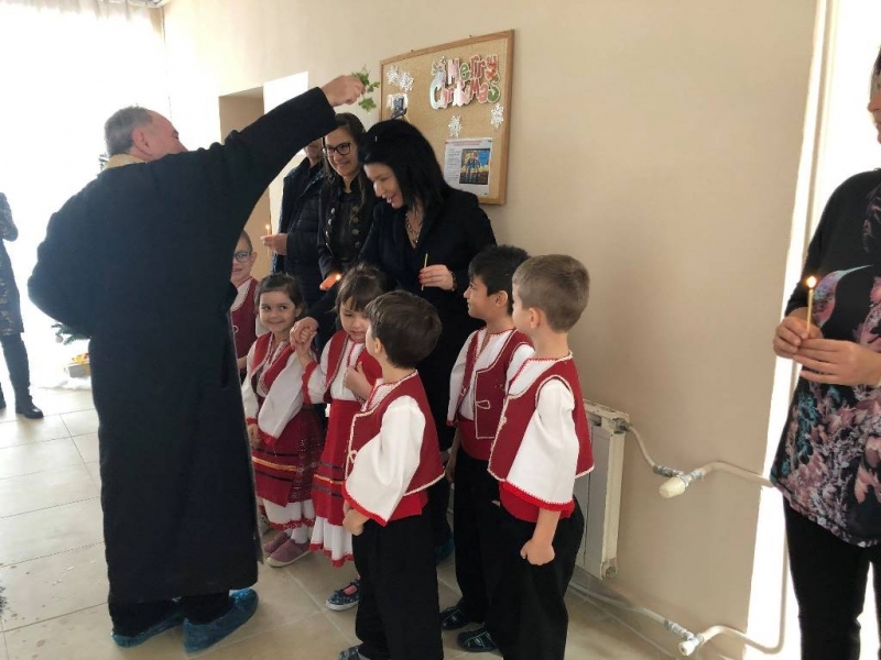 Сутринта на 5 ти декември отец Пламен извърши празничен водосвет за