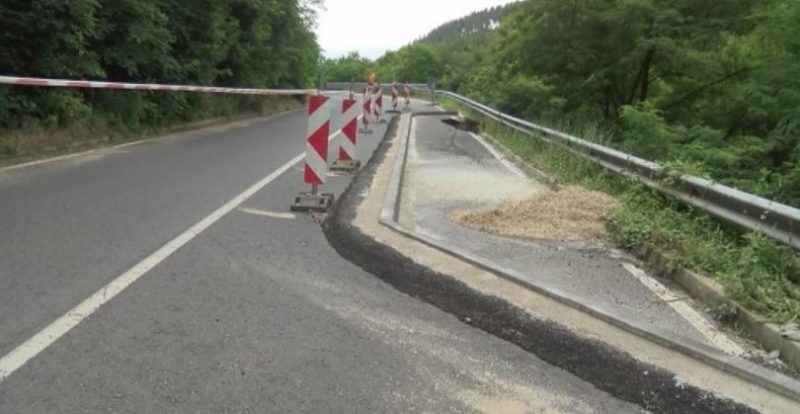 Движението през прохода Шипка е затруднено заради свлачища и пропадане