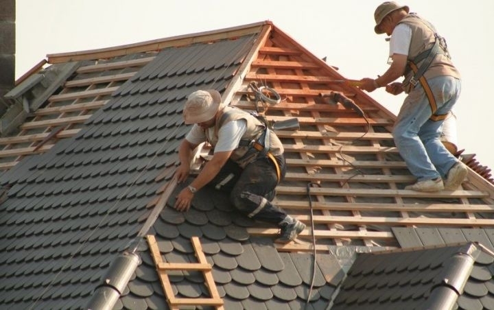 Пожарникари и спасители са сваляли пострадал майстор от покрив в