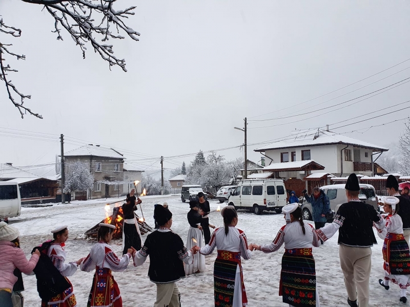 С тематична поетична програма огнено шоу и фолклорни танци в