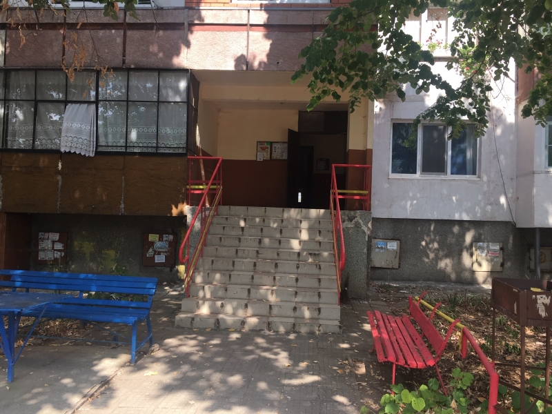 Извънредно! Полиция и пожарникари разбиха врата на апартамент във Враца заради труп, вижте какво откриха вътре /снимки/