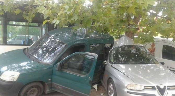 Пиян мъж помете с колата си три коли във Врачанско
