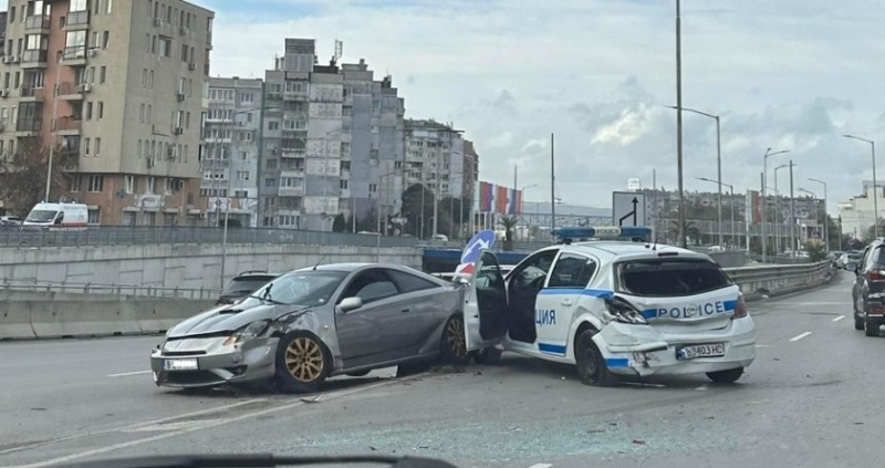 Двама полицаи са откарани в болница, след като шофьор блъсна