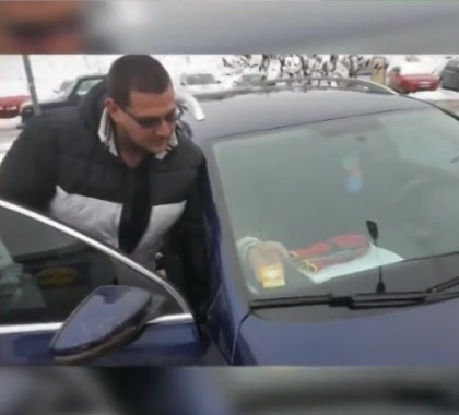 Млад мъж си купи винетен стикер с монети от 1