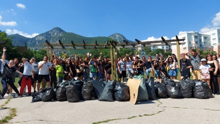 Младежи почистиха квартал Младост във Враца В края на събитието