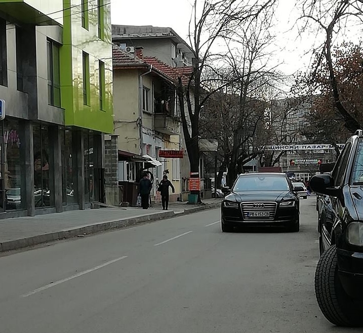 Нагъл шофьор паркирал колата си на натоварена улица в Монтана