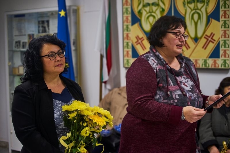 Със съдействието на градската художествена галерия поетесата Рени Митева подреди