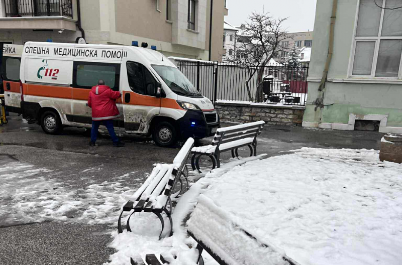 Сирени на линейка огласиха центъра на Враца а спешите медици