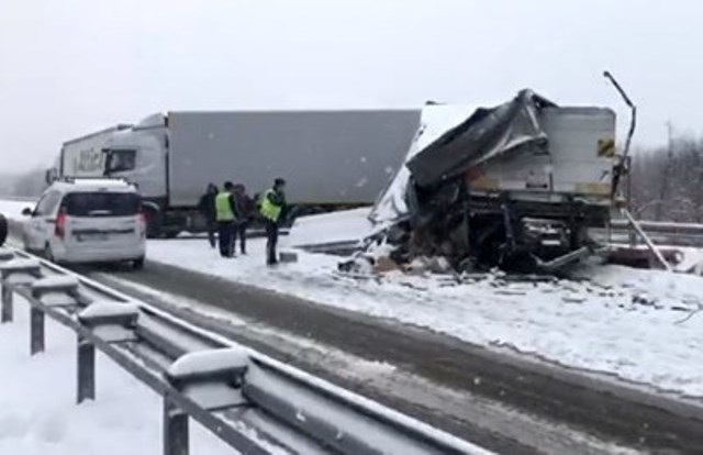 Тежка катастрофа с два камиона е стaнала на пътя Русе-Разград