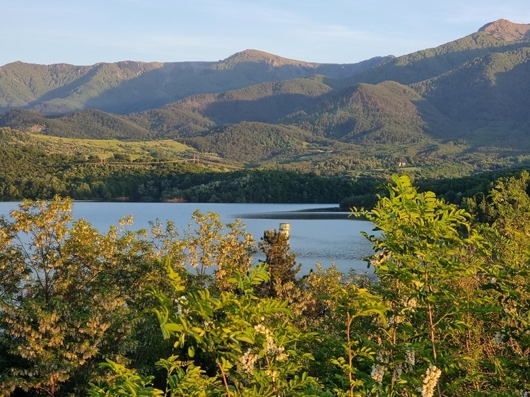 Майските дъждове напълниха язовир Среченска бара до ръба съобщават от Министерството