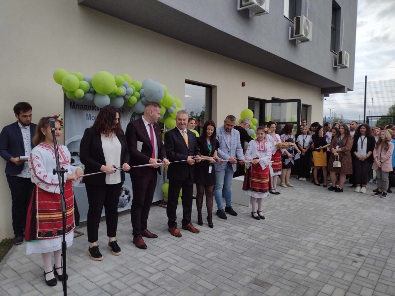 С празничен водосвет бе открита новопостроената сграда на младежкия център