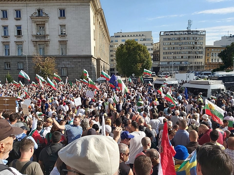 Напрежението в района на Триъгълника на властта ескалира Не спират