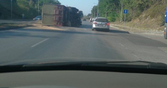 Камион се е обърнал малко преди кръвговото за Метро посока