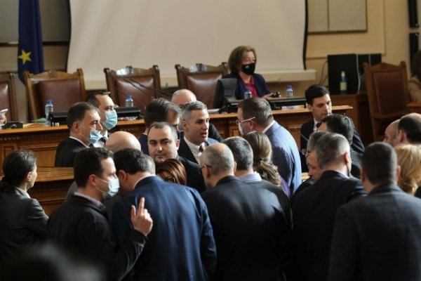 Напрежение в парламента заради декларации на парламентарните групи след ареста