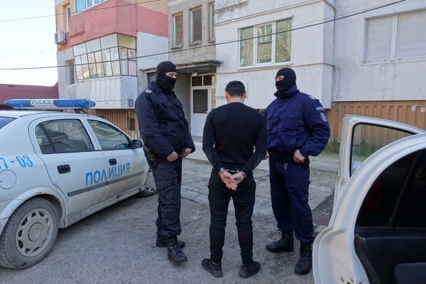 Ударна спецакция! Разбиха престъпни групи за производство и разпространение на дрога в 3 града във Врачанско, 15 души са арестувани