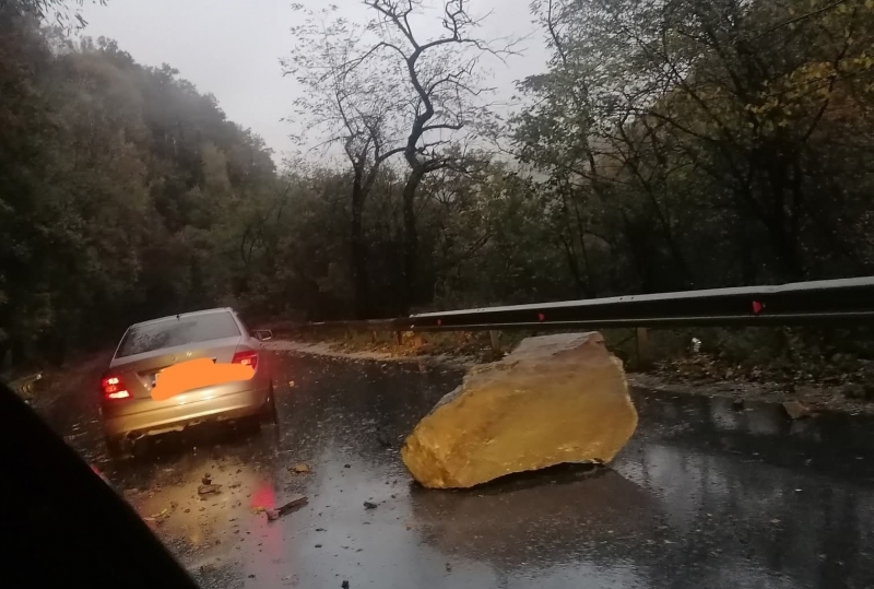 Голям скален къс падна на пътя за Боровец /снимки/