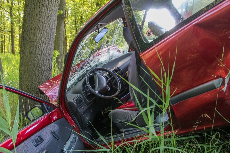 Пияна шофьорка се заби в дърво в Разградско съобщиха от полицията 46 годишна