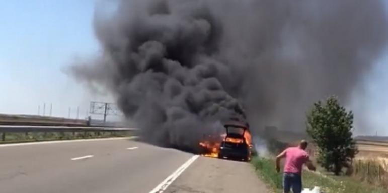 Кола гори на автомагистрала "Струма", съобщи радио "Фокус". Автомобилът се