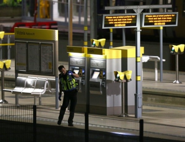 Въоръжен мъж крещящ Аллах Акбар успя да рани трима души