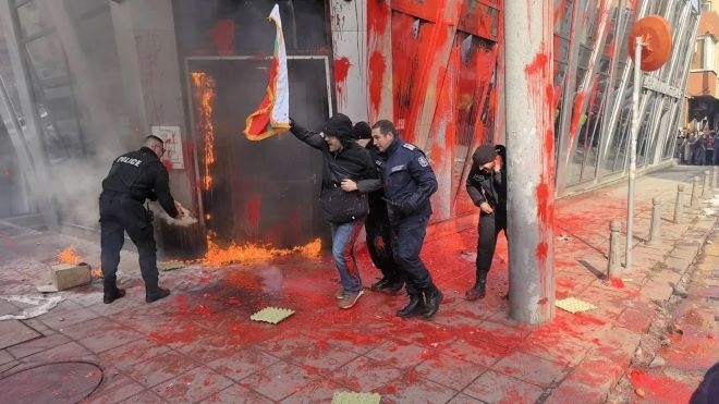 Появи се напрежение по време на протест на Възраждане срещу еврото
Протестиращи хвърляха червена боя