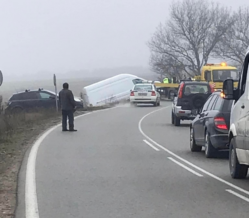 Тежка катастрофа с бус затруднява движението между видинските села Тополовец и