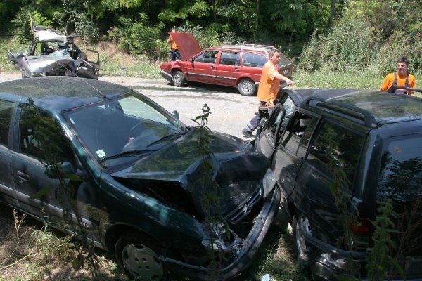 Лек автомобил Ауди се е ударил челно в Тойота съобщиха