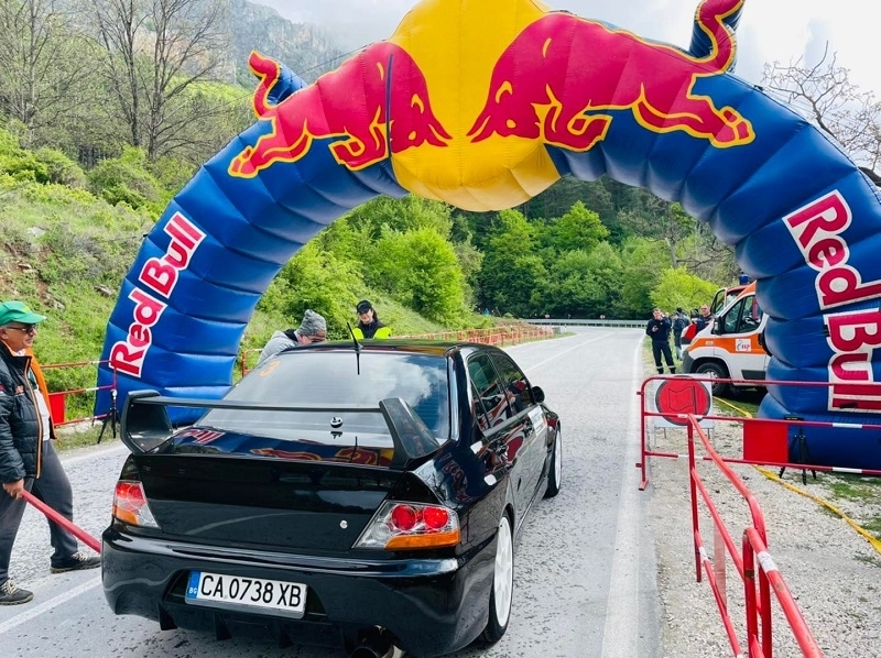 С рев на мощни автомобили започна дългоочакваното демонстрационно рали по